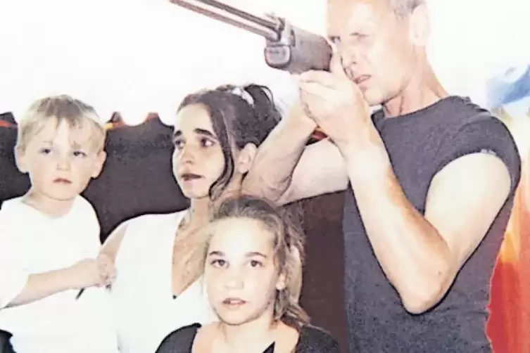 Das Cover von „Zores“ zeigt ein leicht verstörendes Familienfoto aus Max’ Kindertagen.