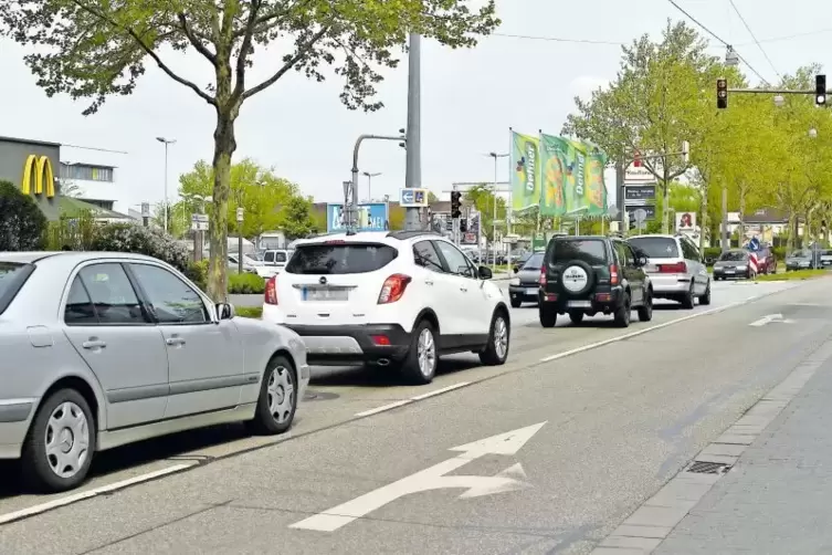 Typisches Bild in der Wormser Straße: Auf der Spur nach links stauen sich die Autos.