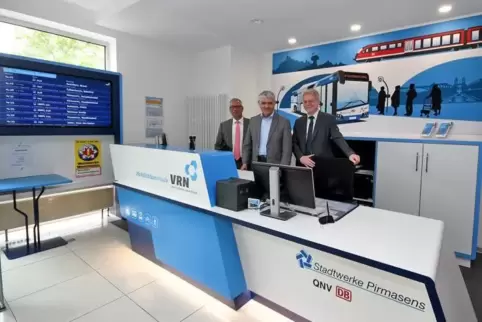 An der neuen Infotheke gibt es deutlich mehr Informationen zu Bussen und Bahnen in der Region. Foto: Buchholz 