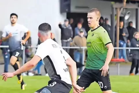 Vorbereiter des 1:1 und in der Schlussminute mit Rot des Feldes verwiesen: Herschbergs Mittelfeldmann Jannick Rinner (rechts), d
