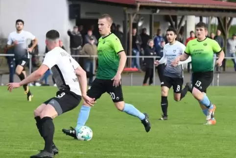 Jannick Rinner (am Ball) bereitete Herschbergs Ausgleichstor vor und sah kurz vor Schluss die Rote Karte. Links Kandels Torschüt