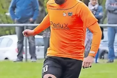 Das 2:0 für die SG Knopp/Wiesbach: Valter Almeida trifft im Topspiel gegen Contwig. Er erzielte gestern Abend vier Tore.