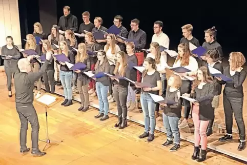 Der Junge Kammerchor Pirmasens am Immanuel-Kant-Gymnasium probt unter der Leitung von Volker Christ die „Sunrise Mass“ von Ola G