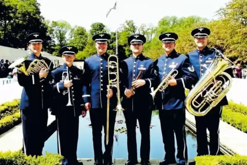 Fünf Blechbläser und ein Schlagzeuger bilden das Five-Star-Brass-Ensemble.
