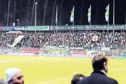 Die Gegengerade mit dem FCH-Fanblock soll überdacht werden.