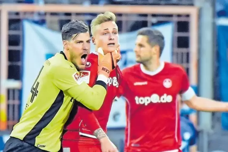 „Weiter!“: FCK-Torwart Marius Müller packt Nils Seufert nach dem 2:3 in Bochum hart, aber herzlich.