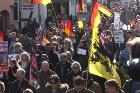 Immer wieder ziehen Demonstrationszüge durch die Kandeler Innenstadt. Die Kreisverwaltung sucht nach juristischen Mitteln, um di