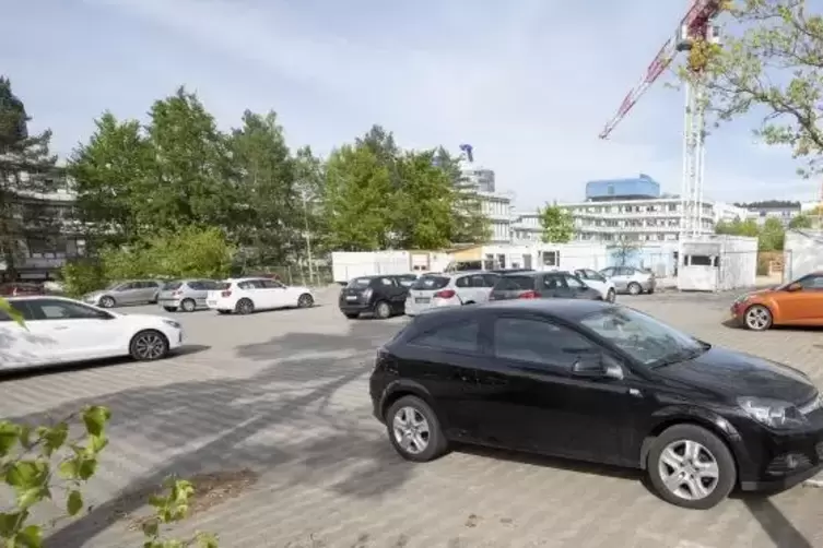 Der Parkplatz muss weichen, dafür soll an anderer Stelle auf dem Gelände der Technischen Universität (TU) ein Parkhaus entstehen