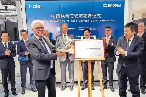 Am Stand der Smart-Factory auf der Hannover-Messe: Detlef Zühlke von Smart-Factory (vorne links) und Chen Lucheng, Vize-Presiden