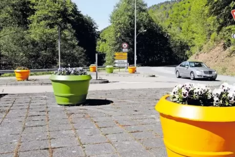 Auf der Verkehrsinsel an der Abfahrt nach Böllenborn stehen die bunten Blumenkübel, die in der Innenstadt vermisst werden. Warum
