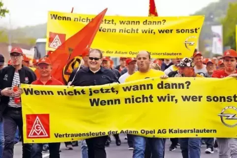 Bei Opel herrscht große Unruhe. Unser Bild zeigt eine Abordnung aus dem Werk Kaiserslautern bei der Protestveranstaltung in Eise