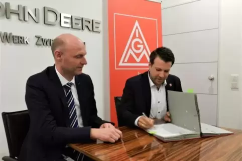 Unterzeichneten gestern den Ergänzungstarifvertrag: John-Deere-Standortchef Linus Baumhauer (links) und Peter Vollmar von der IG