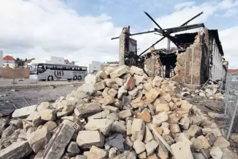 Jetzt soll alles schnell gehen, die Stadt führt Regie beim Abriss der Ruine an der Queichheimer Brücke.