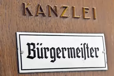 Dieses alte Schild hat der Lambsheimer Ortsbürgermeister Herbert Knoll zum Umzug ins Alte Rathaus geschenkt bekommen. So weiß je