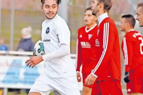 Wegen schlechter Körpersprache saß Mustafa Odak (mit Ball) zuletzt auf der Bank. Nun drängt er zurück in die Startaufstellung de