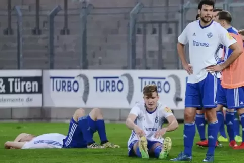 Gefrustete FKP-Spieler nach dem Schlusspfiff: Manuel Grünnagel liegend, Yannick Grieß sitzend und David Becker stehend. Foto: Se