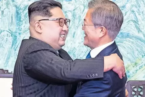 Herzliche Umarmung: Nordkoreas Führer Kim (links) und der südkoreanische Präsident Moon.