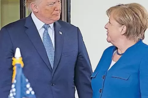 Präsident Trump begrüßt Kanzlerin Merkel vor dem Weißen Haus.