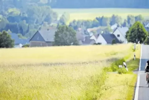 Wer mit dem Fahrrad effektiv pendeln will, der muss oft auf vom Autoverkehr befahrene Landstraßen ausweichen.
