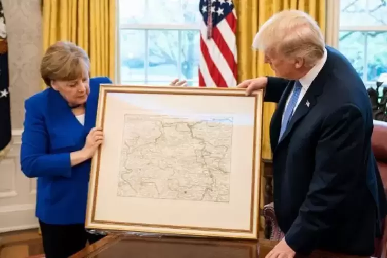 Bundeskanzlerin Angela Merkel (CDU) überreicht US-Präsident Donald Trump einen altkolorierten Kupferstich als Gastgeschenk. Dara