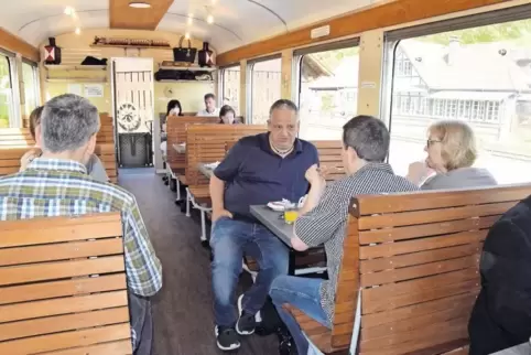 Der Waggon ist liebevoll eingerichtet mit echten Eisenbahn-Accessoires.