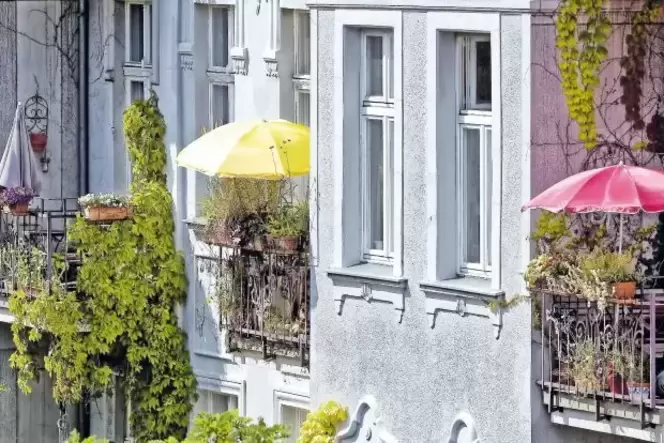 Wie frei man bei der Gestaltung des Balkons ist, hängt davon ab, ob man Besitzer einer Eigentumswohnung oder Mieter ist.
