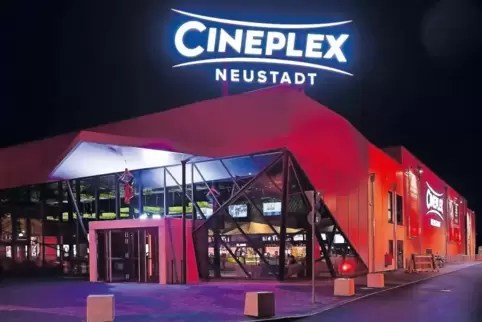 Die Glasfront wie ein Spinnennetz und Spiderman hängt davor: der Eingang des neuen Cineplex.