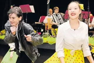 Ein gelungener Auftritt: Gardemädchen des SV Lautersheim unterstützten die Musiker des Orchesters mit einer Tanzeinlage.