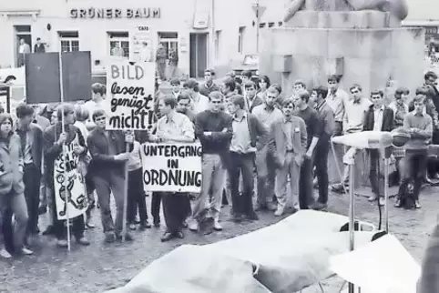 Im September 1967 protestieren rund 150 Menschen vor dem Deutschen Tor in Landau gegen die Notstandsgesetze.