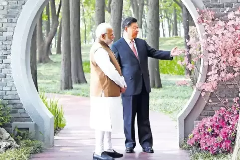 Indiens Premier Narendra Modi (links) und Xi Jinping, Präsident von China, bei einen Spaziergang während ihres „informellen Gipf