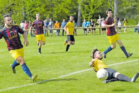 Der Königsbacher Eduard Neu (links) nimmt Maß, rechts grätscht Iggelheims Jens Korpis in den Ball.