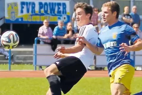 Mit „FVR-Power“ im Hintergrund: Rockenhausens Benedikt Alken (rechts) kämpft mit Elias Throm (TuS Steinbach) um den Ball.