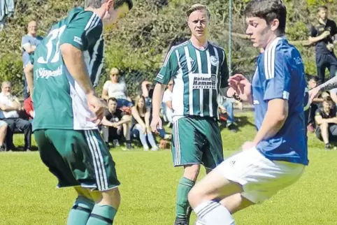 Beide rechte Füße am Ball: Sippersfelds Luka Karch (links) gegen den Bolander Kevin Bär.