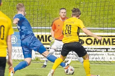 Abgewehrt: Dicke Chance für Dennis Müller (rechts) vom SV Hermersberg, doch Torhüter Felix Niebergall vom TuS Bedesbach-Patersba