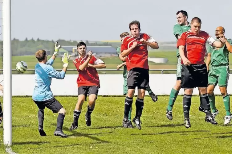 Das 3:0 für den FC Höhfröschen gegen den SV Martinshöhe II: Dirk Schlesinger (Dritter von rechts) trifft mit einem Kopfball gege