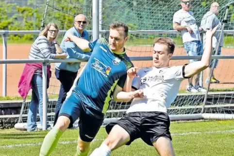 Keine Kompromisse: Philipp Keller (rechts) vom FC/VfB Münchweiler grätscht Christoph Bauer vom SV Lemberg den Ball weg.