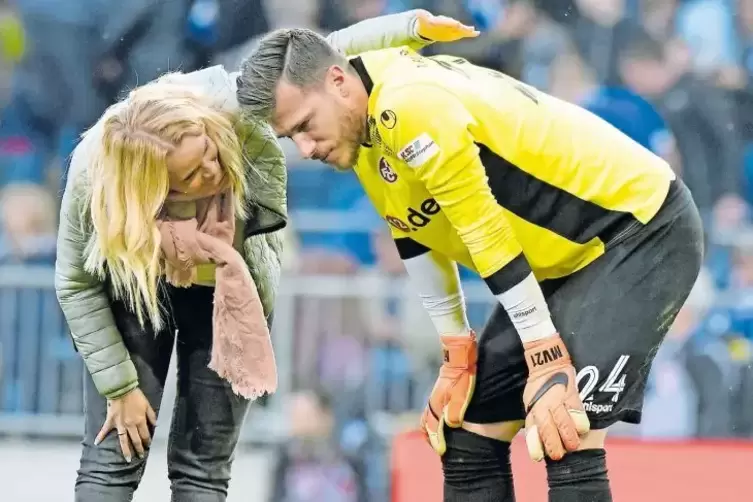 Trost für die Lauterer Nummer eins: Marius Müller leidet nach dem Abstieg seines Herzensvereins.