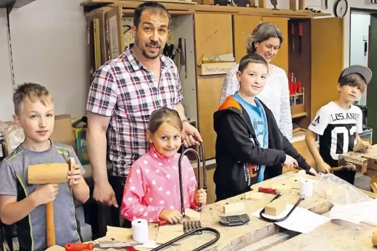Kreativ und kompetent: Sozialarbeiter Jochen Seegm&uuml;ller werkelt mit (von links) Jannis, Mia, Jannik und Erik mit Holz. MGH-Leite