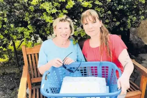 Bisher sorgte Ingrid Prinz (links) für saubere Wäsche, das hat nun ihre Tochter Diana Prinz-Wiebelskircher (rechts) übernommen.