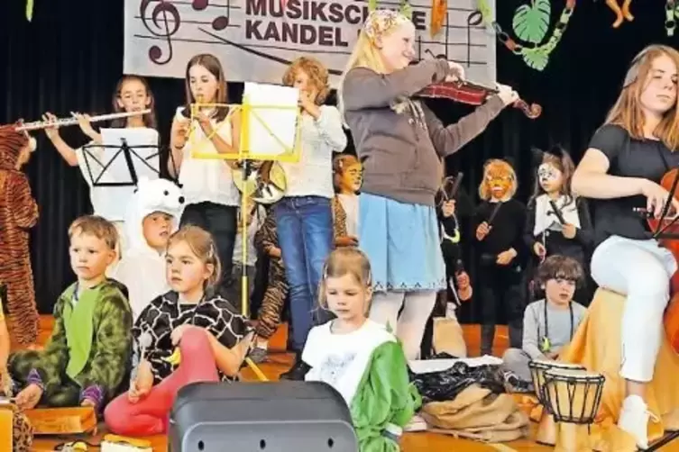 Eine musikalische Dschungelgeschichte zeigen die Kinder der musikalischen Früherziehung beim Schnuppertag.