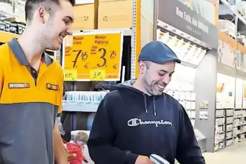 Wenn der Kunde zum Kassierer wird: Maico Stuber probiert das neue System bei Hornbach in Bornheim aus.