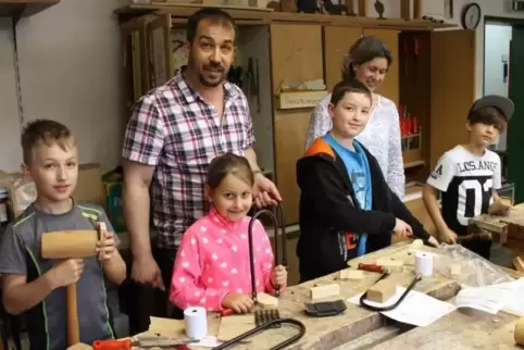 Kreativ: Sozialarbeiter Jochen Seegmüller bietet Werken mit Holz im MGH an. Jannis, Mia, Jannik, MGH-Leiterin Susanne Wagner und