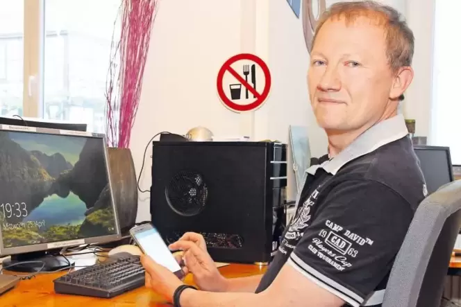Thomas Kreichgauer bringt Senioren die Handhabung von Tablet und Smartphone bei.