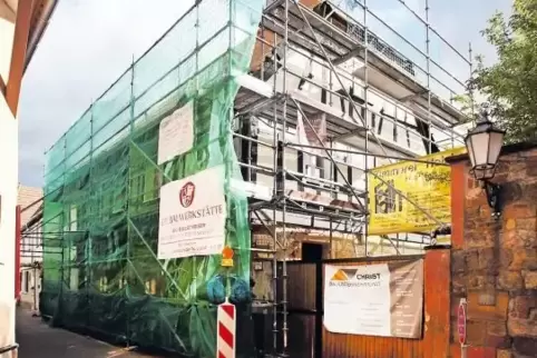 Das historisch wertvolle Ensemble in der Neugasse 30 wird derzeit saniert. Beim Rundgang am Freitag stellt der Eigentümer das Pr