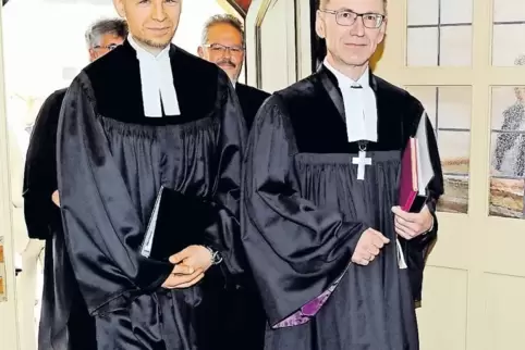 Dekan Volker Janke (rechts) hat am Sonntag Pfarrer Thomas Himjak-Lang ordiniert.