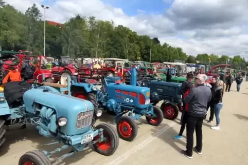Anziehungspunkt: das Oldtimertreffen in Berghausen, bei dem es neben Klassikern wie VW Käfer auch Traktoren, Motorräder, Bundesw