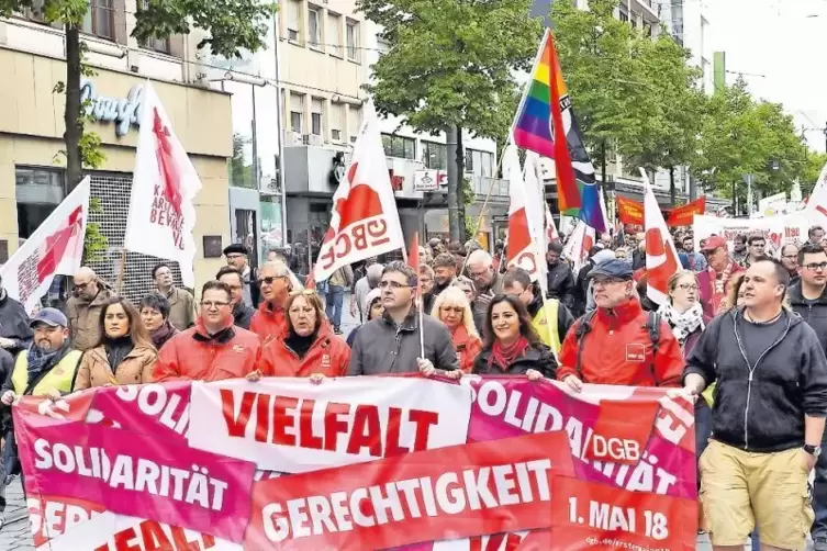 Neben den Gewerkschafts-Mitgliedern (hier im Bild) nahmen auch noch viele andere Gruppen an der Maikundgebung in Mannheim teil.