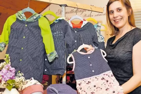 Tanja Frisch zeigt ihre selbst entworfene Kollektion.