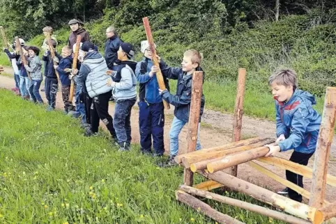 Neun Stationen hatten die Kinder bei den Waldjugendspielen des Forstamts Donnersberg rund um die Neumühle zu absolvieren. Hier b