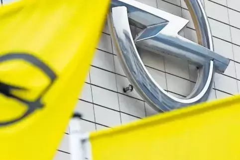 Die Fahne hochhalten: Ein klares Bekenntnis zu den deutschen Opel-Werken erhoffen sich Gewerkschaft und Beschäftigte von PSA. SP